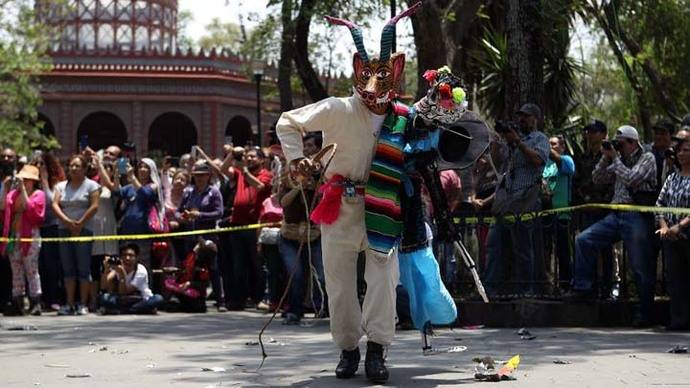 Una efigie Peña Nieto de cartón vuela en pedazos durante tradicional Quema de Judas