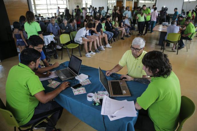 Chilenos votan a favor de cambiar la Constitución en inédita consulta municipal