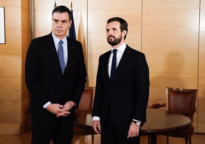 Sánchez y Casado poco antes de su reunión este lunes, en el congreso