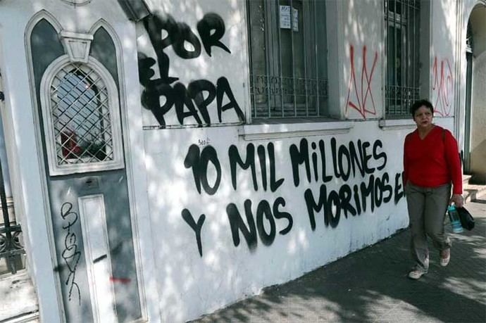 Varias fachadas de iglesias en Chile fueron pintadas con mensajes en contra de la visita del papa Francisco. 