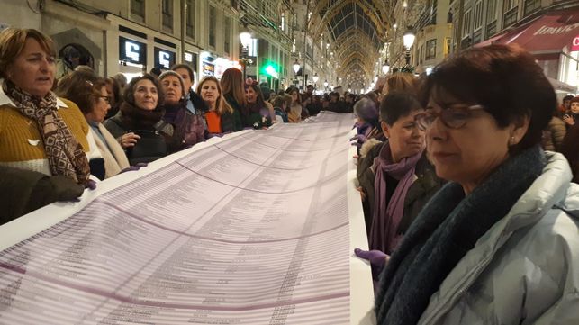 Decenas de mujeres portan en la calle Larios de Málaga la lista de mujeres asesinadas desde 2003 /foto: N.C.