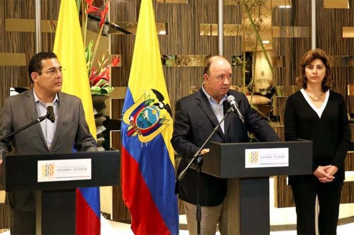 El ministro de Defensa de Ecuador, Patricio Zambrano (centro de la imagen)