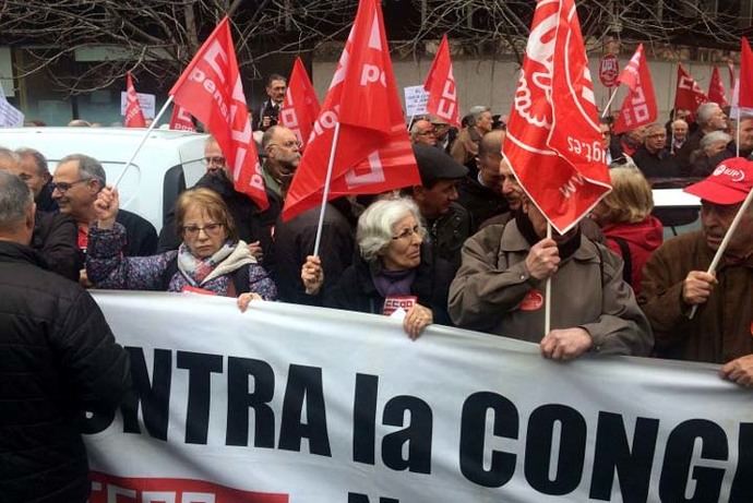 'El 0,25 es una mierda' : miles de pensionistas se concentran contra la reforma de las pensiones del Gobierno