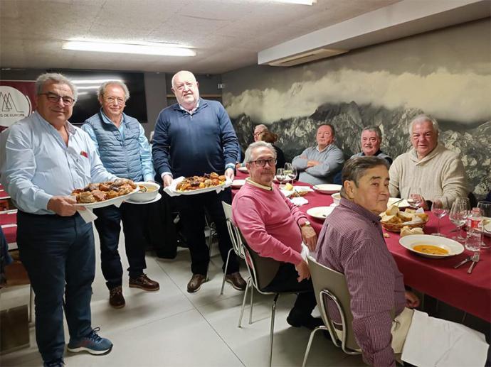 La Cofradía de los Cocidos de Cantabria promociona el cocido lebaniego