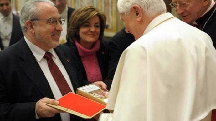 Benedicto XVI recibiendo al presidente de la UCAM, José Luis Mendoza, en una imagen de archivo 