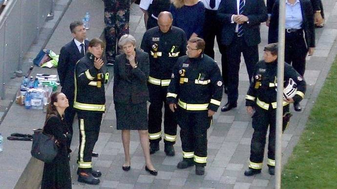 Theresa May ordena investigar 'a fondo' el incendio en la torre