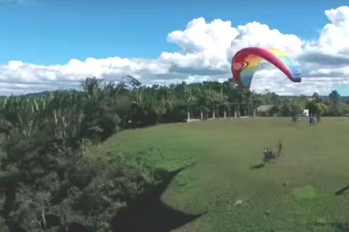 Los parapentistas lanzan semillas en zonas deforestadas para ayudar a su recuperación. Youtube.