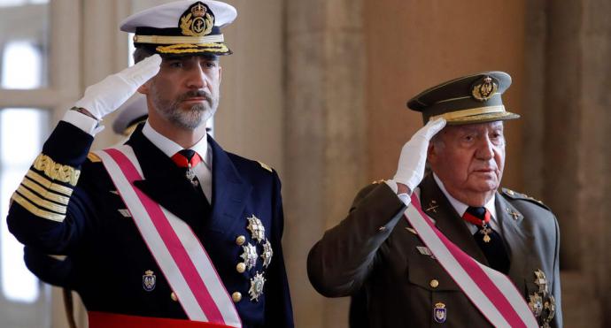 El rey Felipe VI de España junto a su padre Juan Carlos I 