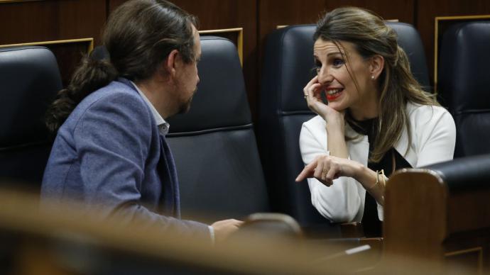 Yolanda Díaz conversa con Pablo Iglesias en los escaños del Gobierno en el Congreso. Pool