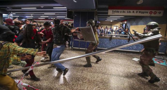 Enfrentamientos entre estudiantes y la policía al comienzo de las protestas ciudadanas