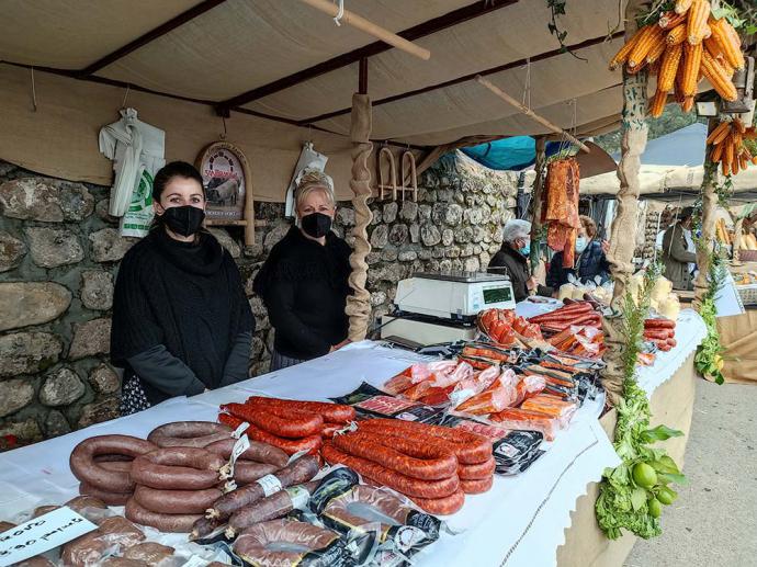 Casar de Periedo acogió la Feria de la Alubia y La Hortaliza