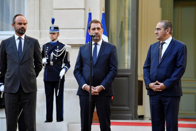 El nuevo ministro francés de Interior, Christophe Castaner (c), y el nuevo secretario de Estado, Laurent Nunez (d), asisten a la ceremonia oficial de cesión de poderes.