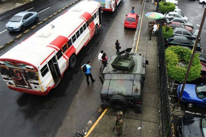 Soldados salvadoreños llevaron a cabo una operación de seguridad lanzada por el Gobierno, después de que se produjeron 400 homicidios en el mes de septiembre.