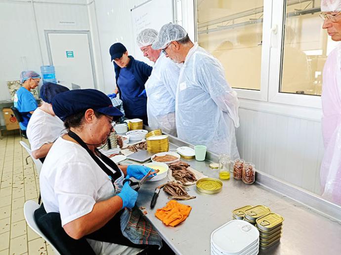 Cincuenta siete conserveras de anchoas hay en la villa de Santoña