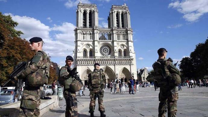 Hombre armado con un cuchillo ataca a un militar en París