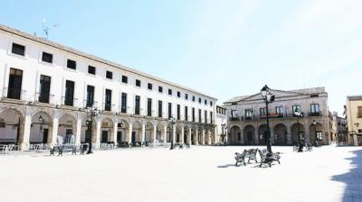 Plaza Mayor de Yepes. Ejemplo de plaza castellana y monumental. La Casa Consistorial, enfrente; el Palacio Arzobispal, a la izquierda; y la Colegiata de San Benito, a la derecha, son los tres monumentos que podemos encontrar en ella. Una plaza que, originalmente, tenía forma triangular y estaba dedicada, como otras muchas plazas, para corridas de toros, actos religiosos y otros actos culturales y sociales.