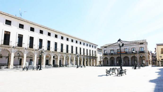 Plaza Mayor de Yepes. Ejemplo de plaza castellana y monumental. La Casa Consistorial, enfrente; el Palacio Arzobispal, a la izquierda; y la Colegiata de San Benito, a la derecha, son los tres monumentos que podemos encontrar en ella. Una plaza que, originalmente, tenía forma triangular y estaba dedicada, como otras muchas plazas, para corridas de toros, actos religiosos y otros actos culturales y sociales.