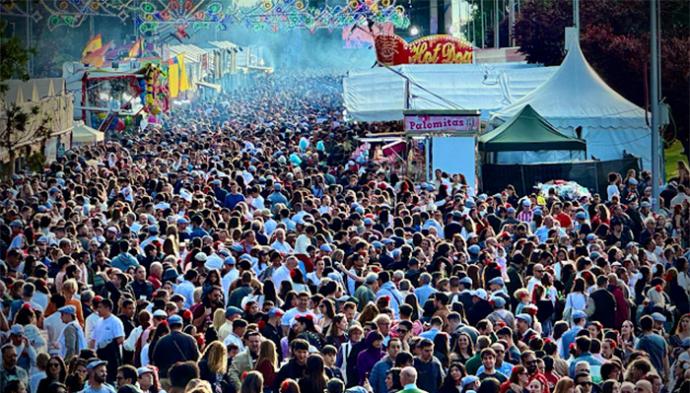 Fiestas De San Isidro. Madrileños y latinoamericanos -madrileños del futuro inmediato- visitantes en la Pradera del Santo