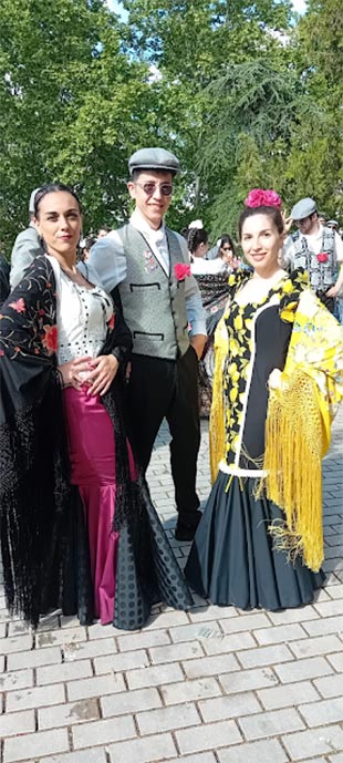 Fiestas De San Isidro. Madrileños y latinoamericanos -madrileños del futuro inmediato- visitantes en la Pradera del Santo