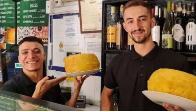 La tortilla de patatas más grande de España se hace en un pequeño bar de Córdoba