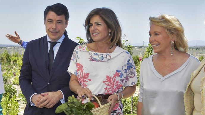 Ana Botella, junto a Carmen Cafranga en el año 2013, en la inauguración de un parque de su fundación Ayuntamiento de Madrid