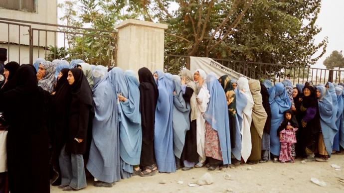 ujeres afganas a las puertas de un colegio electoral, en 2004. Kabul. Olga Rodríguez