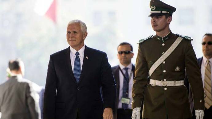 Mike Pence a su llegada  a Chile