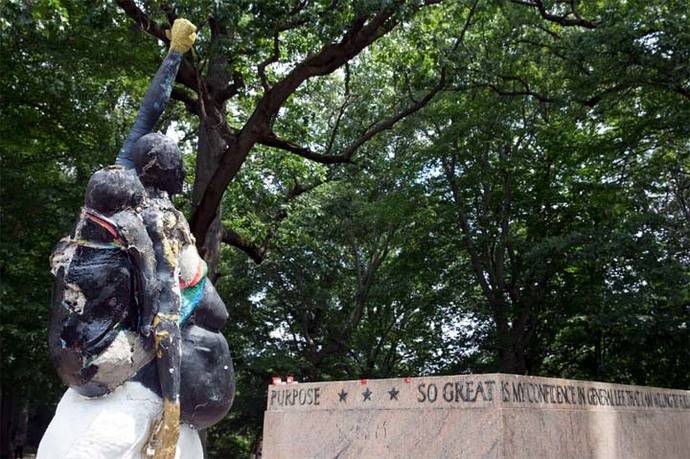 Así se ve la estatua de Robert E. Lee, después de ser removida en Baltimore.

