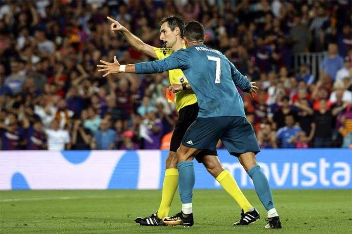 Cristiano al momento de su expulsión en el juego de ida de la Supercopa de España.