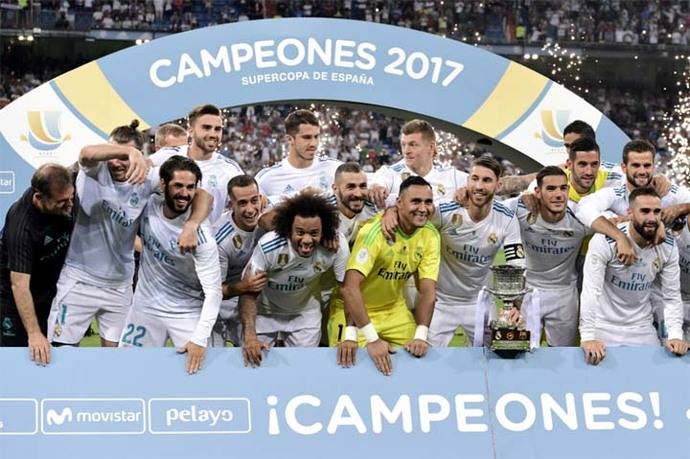 Los jugadores de Real Madrid festejan con el trofeo de la Supercopa de España