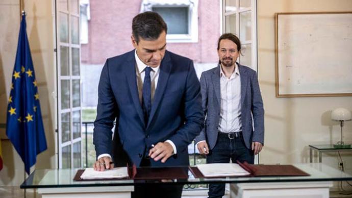 Pedro Sánchez firma el acuerdo presupuestario observado por Pablo Iglesias DANI GAGO (PODEMOS)
