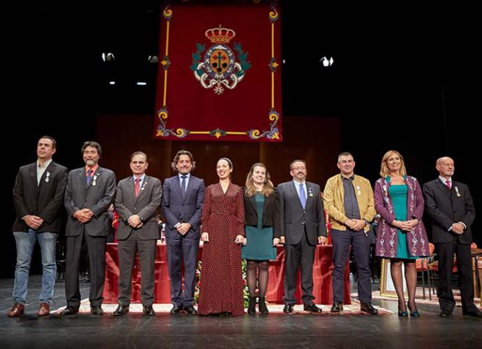 La alcaldesa de Santa Cruz entrega las Medallas de Oro y Plata de la ciudad