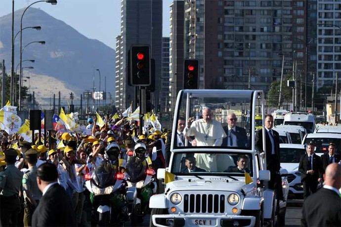 Lanzan un periódico al papa Francisco en su visita a Chile