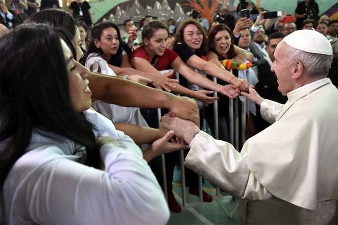 El papa Francisco en su visita a al Centro Penitenciario de Mujeres San Joaquín, en Santiago de Chile. / Osservatore Romano