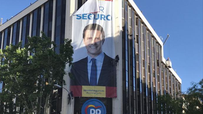 Una pancarta con la cara de Casado en la sede del PP en Génova, 13 en 2019.