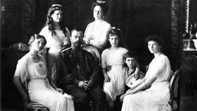 El zar Nicolás II, su esposa y sus cinco hijos