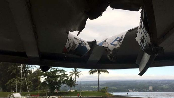 El impacto abrió una brecha en el techo de la embarcación