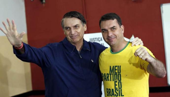Flavio Bolsonaro junto a su padre, el presidente de Brasil, Jair Bolsonaro
