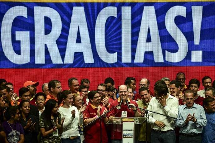 Julio Borges, presidente del parlamento dominado por la oposición, se dirige a los venezolanos. 