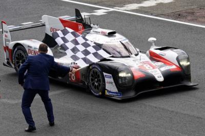 El Toyota número 8 de Alonso, Buemi y Nakajima cruza la línea de meta en el circuito de La Sarthe.