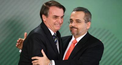 Jair Bolsonaro (i) junto a su extravagante ministro de Educación, Abraham Weintraub