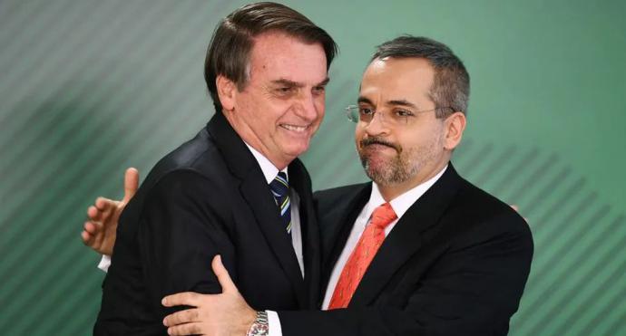Jair Bolsonaro (i) junto a su extravagante ministro de Educación, Abraham Weintraub