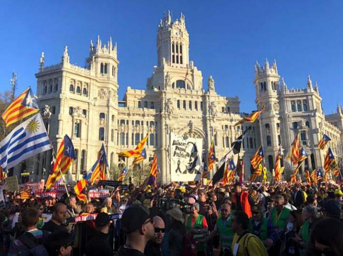 La manifestación en defensa del derecho a la autodeterminación, a su paso por el Ayuntamiento de Madrid IRENE CASTRO