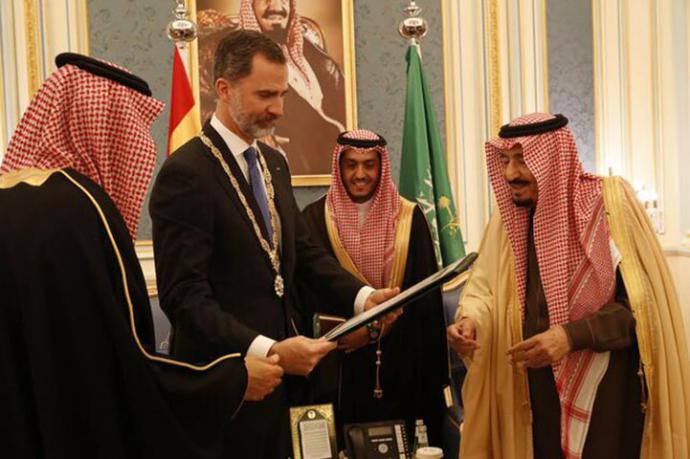 Felipe VI con el rey saudí Salmán tras recibir la más alta condecoración del país en su visita a Arabia Saudí en 2017. CASA REAL
