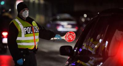 Un oficial de la policía alemán controla a los conductores en la frontera francesa y alemana 