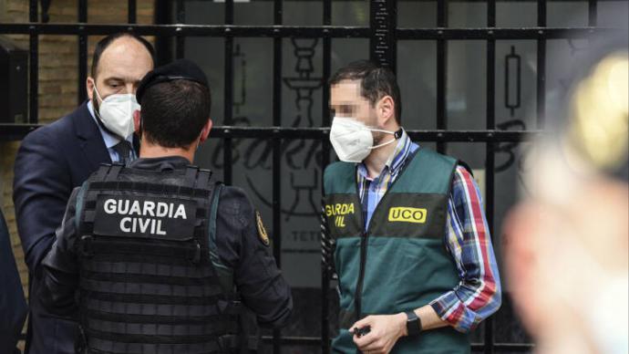 Agentes de la UCO de la Guardia Civil durante el transcurso de la operación Azud. Jorge Gil / Europa Press