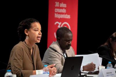 Deborah Ekoka, gestora cultural y cofundadora de United Minds participa en el coloquio «La escritura de la diáspora africana», junto a Amadou Bocar Sam Daff, presidente de la Coordinadora de Asociaciones de Senegaleses de Cataluña. FOTO: Instituto Cervantes / Miguel Alcalde