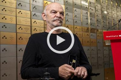 Martín Caparrós con la llave que acredita la guardia y custodia de su legado en la Caja de las Letras del Instituto Cervantes. Foto: Instituto Cervantes (Valentina Deluca)