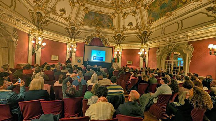 La Asociación Pisano y el Centenario de Bellavista ponen en valor el patrimonio cerámico de la Real Venta de Antequera en Sevilla