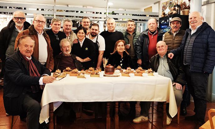 La Cofradía de los Cocidos de Cantabria acude a votar al Restaurante La Pradera